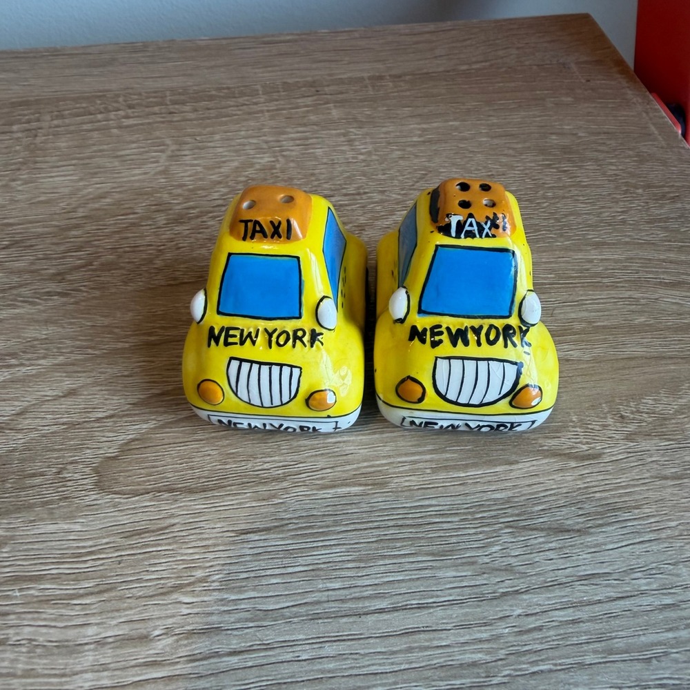 New York City Yellow Taxi Cab Ceramic Salt and Pepper Shakers Set NYC Souvenir